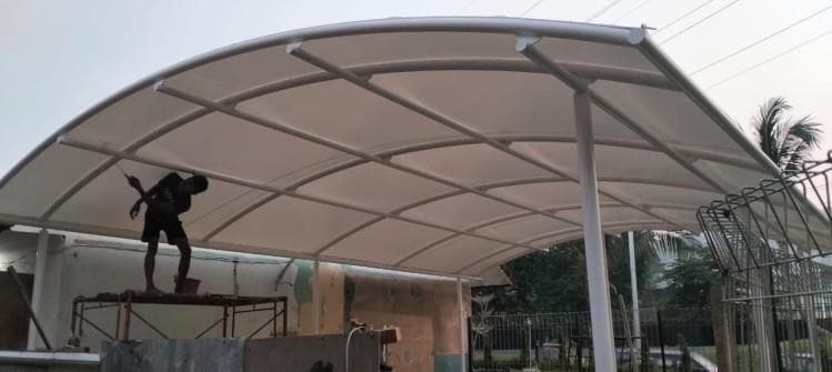 Teknisi memasang membrane putih pada rangka kanopi