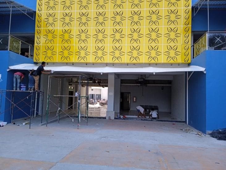 Pemasangan kanopi membrane di pintu masuk gedung