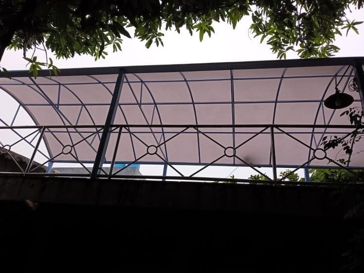 Rangka baja kanopi membrane dilihat dari bawah