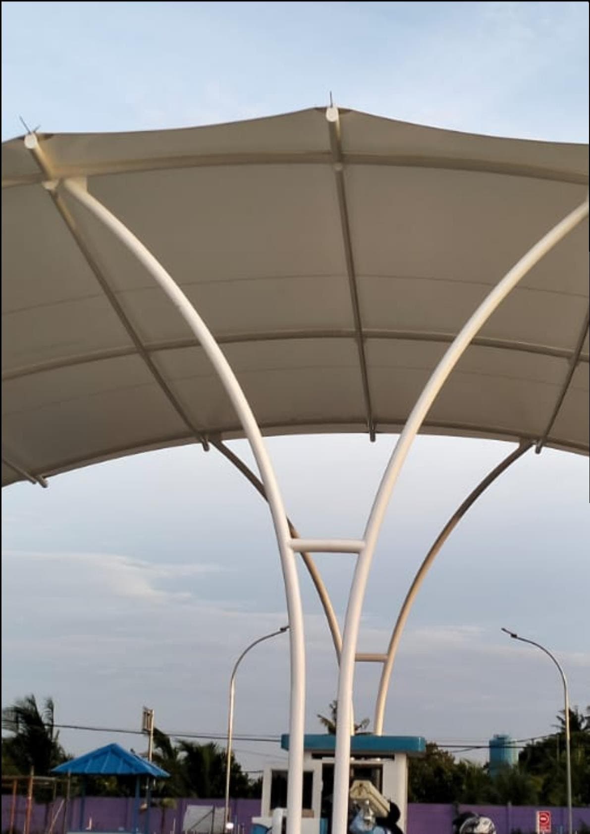 Kanopi membrane dengan rangka baja lengkung dilihat dari bawah