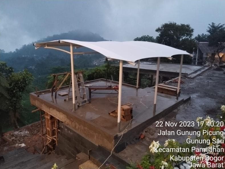 Kanopi membrane di atas dek kayu rooftop saat proses pemasangan