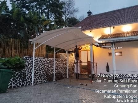 Kanopi membrane di teras depan rumah