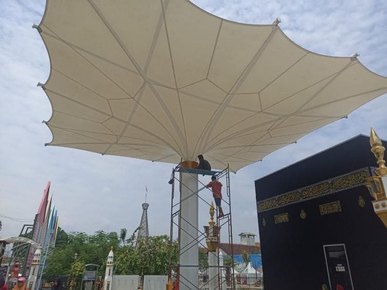 Kanopi membrane model payung di samping replika Ka'bah area manasik haji